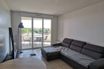 Image de Bel Appartement bien équipé avec une grande terrasse et proche de l'aéroport