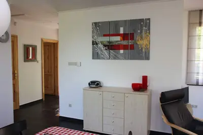 Image de Modernly furnished, detached basement villa with spacious garden. Three bedrooms, two bathrooms.