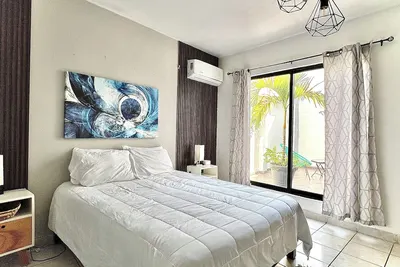 Image de Comfortable modern apartment conveniently located for shopping and dining.
