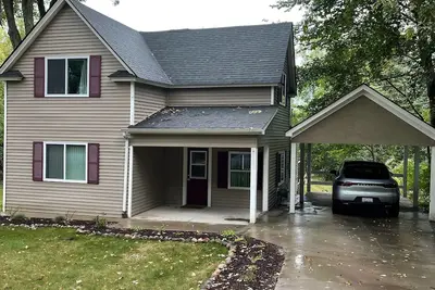 Image de 3 Bedrooms, 2 Baths. House Walking Distance to Rochester Downtown. Sleeps 5.