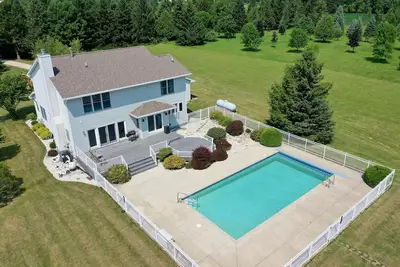 Image de Freshly Updated Lake Michigan Home, Heated Pool!
