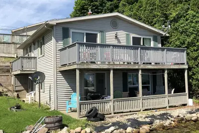 Image de Two Bed Rooms with a sunrise lakefront view