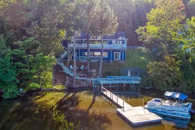 Image de Starlight Lakehouse; Your Magical 5 Bdrm Getaway! W\/ Brand New 7 Seater Hot Tub!