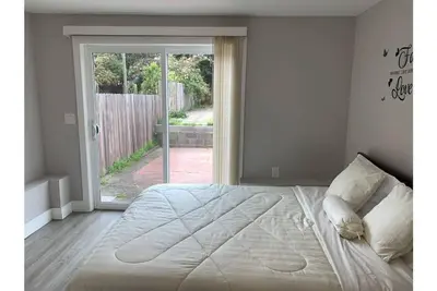 Image de 2-bedroom lower unit Border from San Francisco