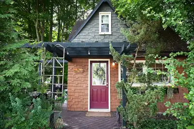 Image de Scottland Yard Farm's Adorable Wee Hobbit House