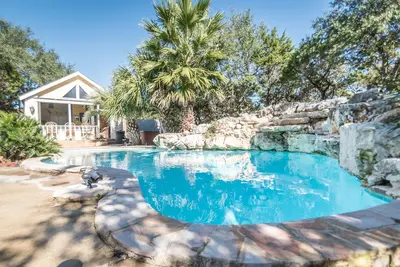 Image de Romantic Getaway Cottage with Hot Tub and Resort Amenities