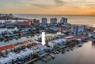Image de Luxury waterfront townhome, 5 min to beach, pool, boat slip & rooftop deck!