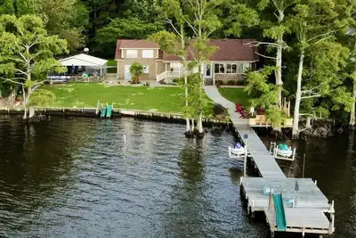 Image de Private Riverfront Retreat - Just outside of Town