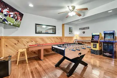 Image de 4bd/3ba log cabin w/outdoor pool, game room, bunks, hot tub and large deck w/Bbq