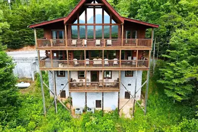 Image de Spacious Cabin with Amazing Views, Hot Tub, Game Room, 3 miles to downtown