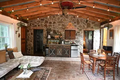 Image de Scottland Yard Farm's - Upscale Rustic Garden House