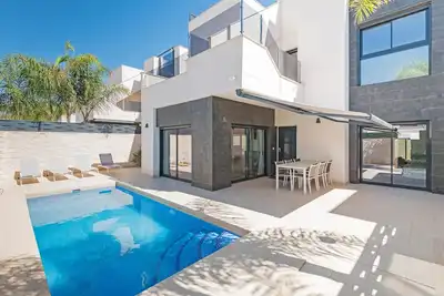 Image de Villa 'Luxury Three Bedroom' avec piscine, terrasse, climatisation et Wi-Fi