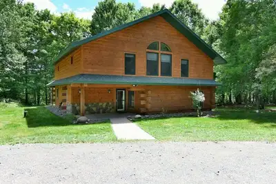 Image de Whispering Waters Lodge with Waterfall, Pond and Trails on Property in Delta, Wi