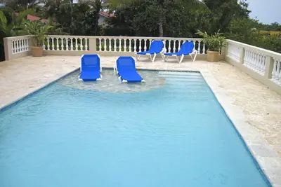 Image de Privé, calme villa 2bd avec piscine, jacuzzi, un coffre-fort, barbecue, Wi-Fi, bus gratuit