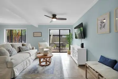 Image de New rental house less than 2 blocks from the beach!