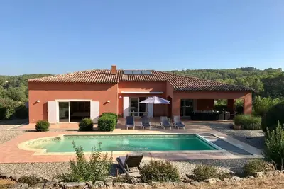 Image de Villa avec piscine au calme dans un parc naturel