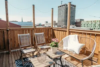 Image de The Uptown - Two Bedroom with Rooftop Patio