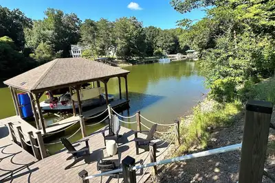 Image de Waterfront Lake Norman - Sleeps 10, Hot Tub, 2kayaks, pedal boat, paddle board