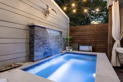 Image de Downtown Oasis Home w Private Backyard & Hot Tub\n