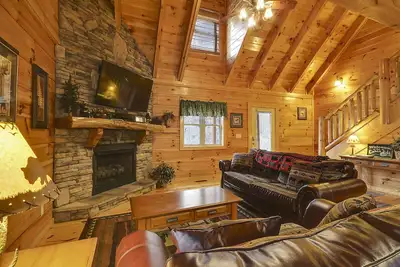 Image de Stress Relief- Allow yourself to unwind and relax. 3 bedroom 4 bath cabin!