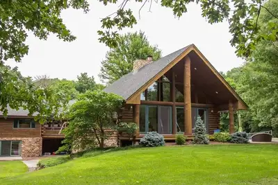 Image de Secluded Executive Log Cabin Lodge with 68 ft Pool on 102 acres
