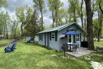 Image de Charming Riverside Cabin Retreat - 2 Double Beds