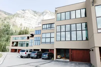 Image de Stunning, luxury ski in\/out townhome in Alta