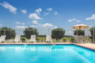 Image de On the Budget: Affordable Getaway at Knights Inn Bunkie! Free Breakfast, Pool