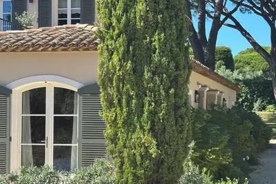 Image de Luxueuse villa entièrement rénovée dans l ‘un des domaines privés de St. Tropez