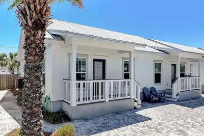 Image de Beautiful, 2br/2ba-beachside coastal cottage house, steps to the beach