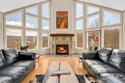 Crazy spacious hillside ski chalet! Wow-views and expansive wraparound deck!
