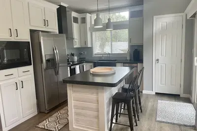 Image de A luxury tiny house on a beautiful lake resort