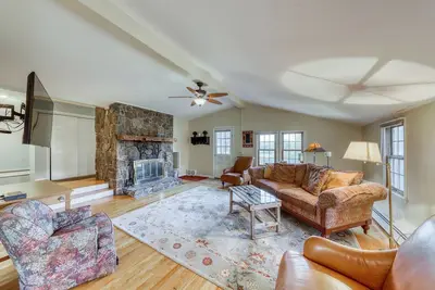 Image de Adorable Getaway w/ Free WiFi, Full Kitchen, Fireplace, & Two Decks