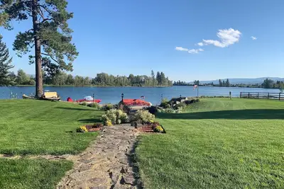 Image de Cozy waterfront, 1 bedroom with sleeper sofa.