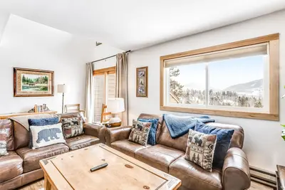 Image de Charming Mountain Condo with High-Speed WiFi, Washer/Dryer, & Wood Fireplace