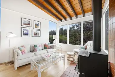Image de Bright Home 800 Feet from Salmon Creek Beach w/ Wood Stove & Pool Table