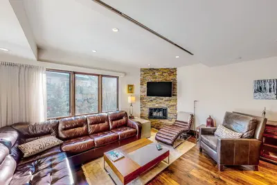 Image de 1 Block to Vail Mountain! Village Condo w/ Fireplace, Great Views & Shared Pool
