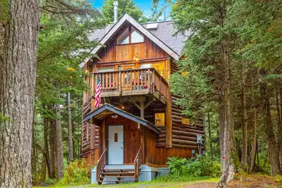 Image de Gorgeous cabin-style home huge private hot tub, beautiful deck & fireplace
