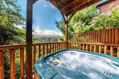 Image de Charming Cabin w\/ Private Hot Tub, Seasonal Shared Pool, Free Attraction Tickets