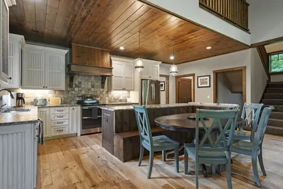 Image de Spectacular Ski-In/Ski-Out Five Bedroom Lodge at The Highland of Harbor Springs