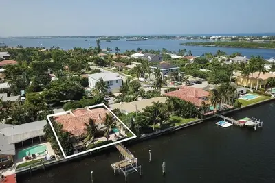 Image de Private water front home