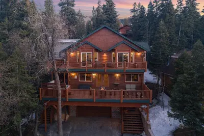 Image de Luxury Big Bear Cabin – Spacious Retreat with Hot Tub, Ev Charger & More!