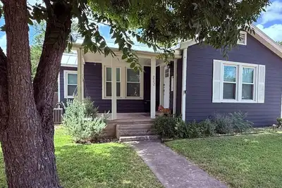 Image de Spacious Vintage Gem - Big Yard - Close to Downtown & Schreiner - Dogs Welcome!