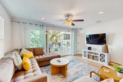 Image de Coastal Getaway – 3br/3ba Condo with Pool Just 2 Blocks from the Beach!