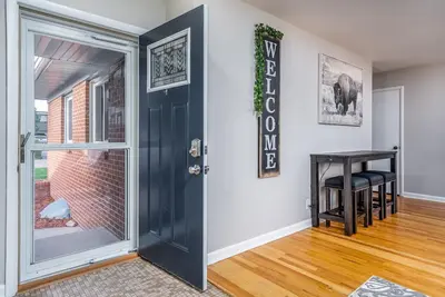 Image de A Modern & Bright Family Home W\/ Backyard, 3 Br
