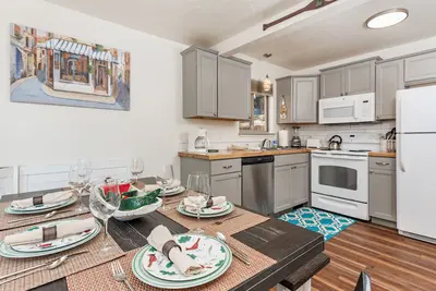 Image de Mountain Shadows Chateau, 3 mi to Downtown and Hot Springs Pools! Dog Friendly!