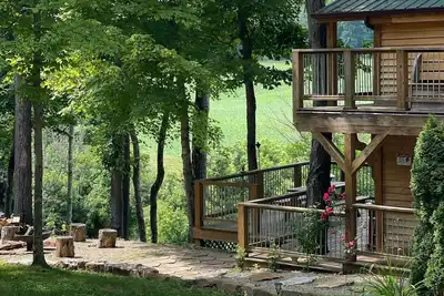 Image de The Treehouse: Unique \"Off the Grid\" Cabin on the Lost River with stunning views