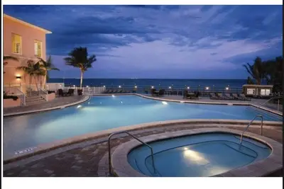 Image de Condo with resort like Community
