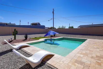 Image de À 8 km du lac Havasu : maison avec jardin et piscine