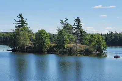 Image de Tranquil 3-bedroom lakefront get away